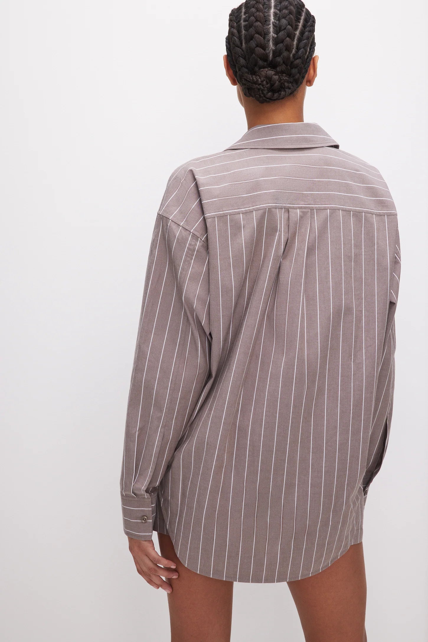 Good American OVERSIZED POPLIN SHIRT- Putty Stripe